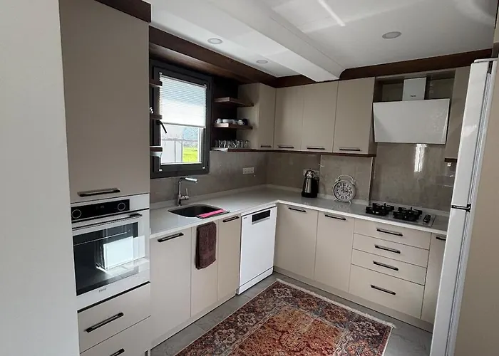 Дом отдыха Escape From The - Detached House With Garden In Incirkoey *